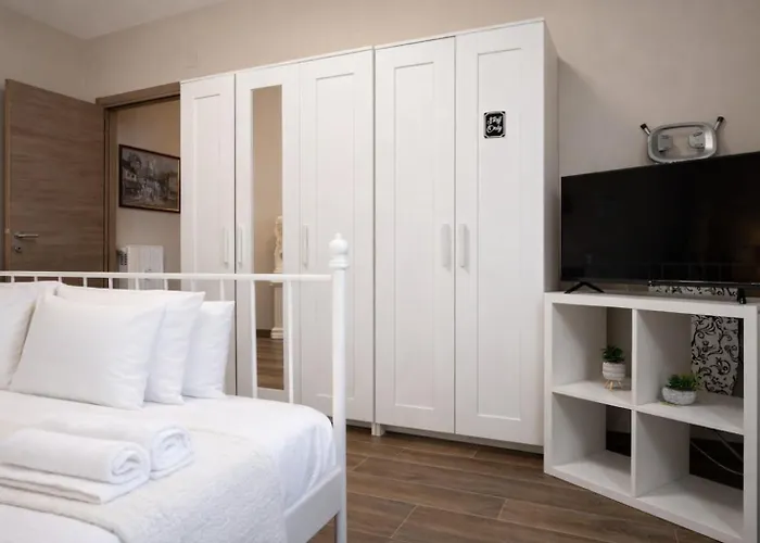Elegant 2-bedroom Near Metro, Walk To Colosseum Apartment