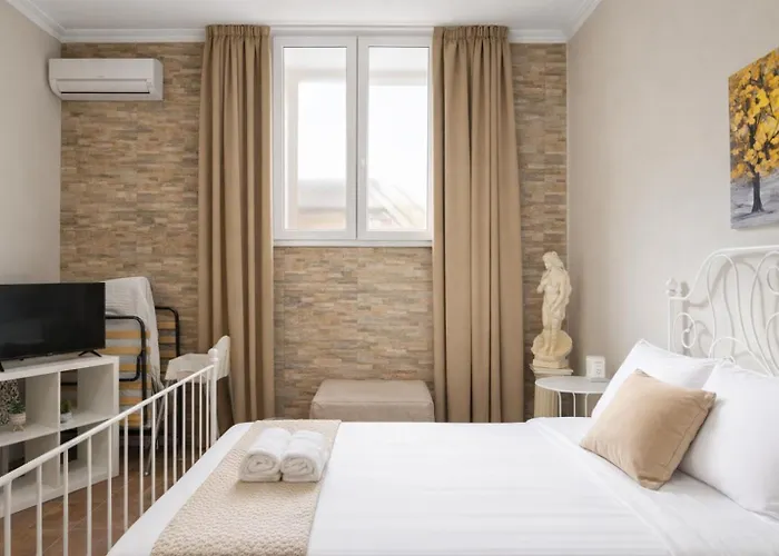 Elegant 2-bedroom Near Metro, Walk To Colosseum Apartment Rom