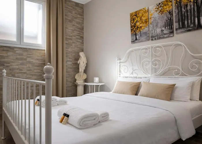Apartment Elegant 2-bedroom Near Metro, Walk To Colosseum