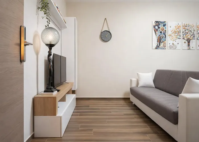 Elegant 2-bedroom Near Metro, Walk To Colosseum Apartment